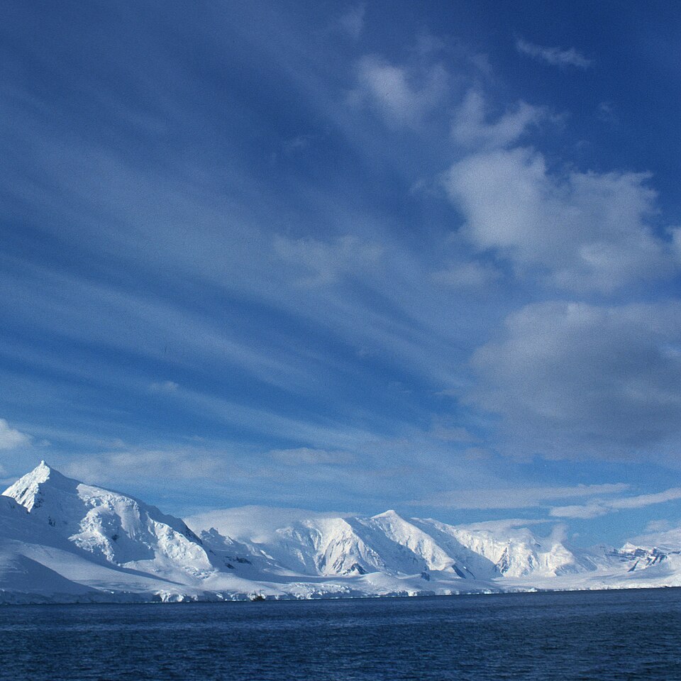 Ice and mountains along the Antarctic route