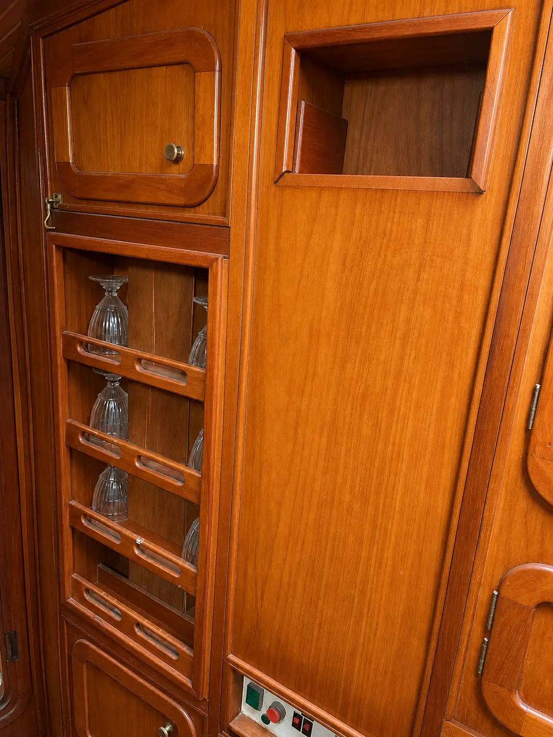 Secure built-in glassware storage aboard El Coronel