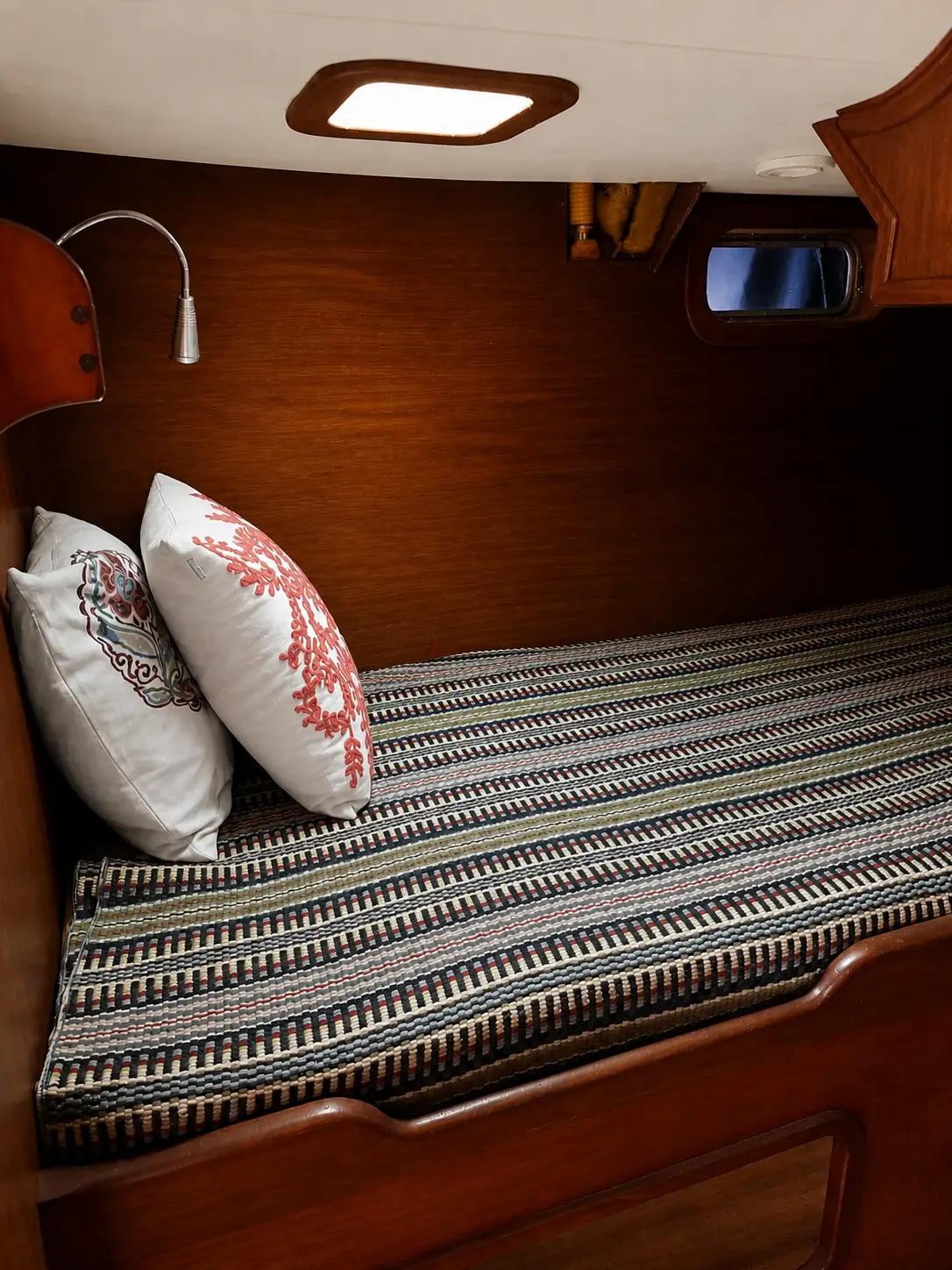 Double guest berth inside El Coronel
