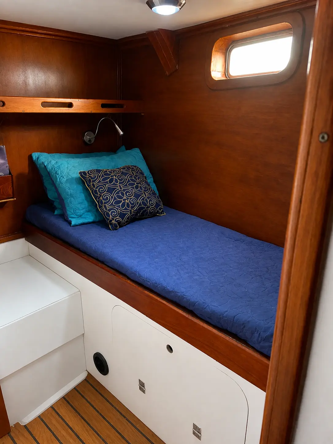 Single berth and storage inside a guest cabin